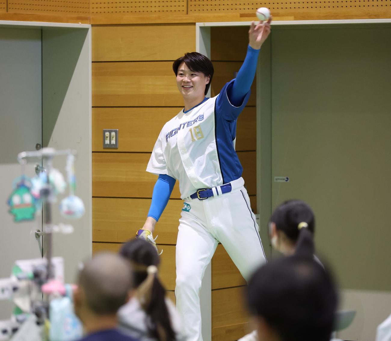 北海道大学病院小児科を訪問し子どもたちにキャッチボールを披露する日本ハム山崎（撮影・黒川智章）
