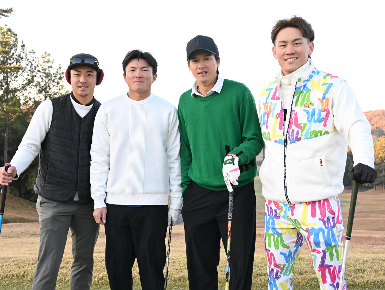 選手会ゴルフに参加する（左から）河野、茶野、元、佐野皓（撮影・石井愛子）