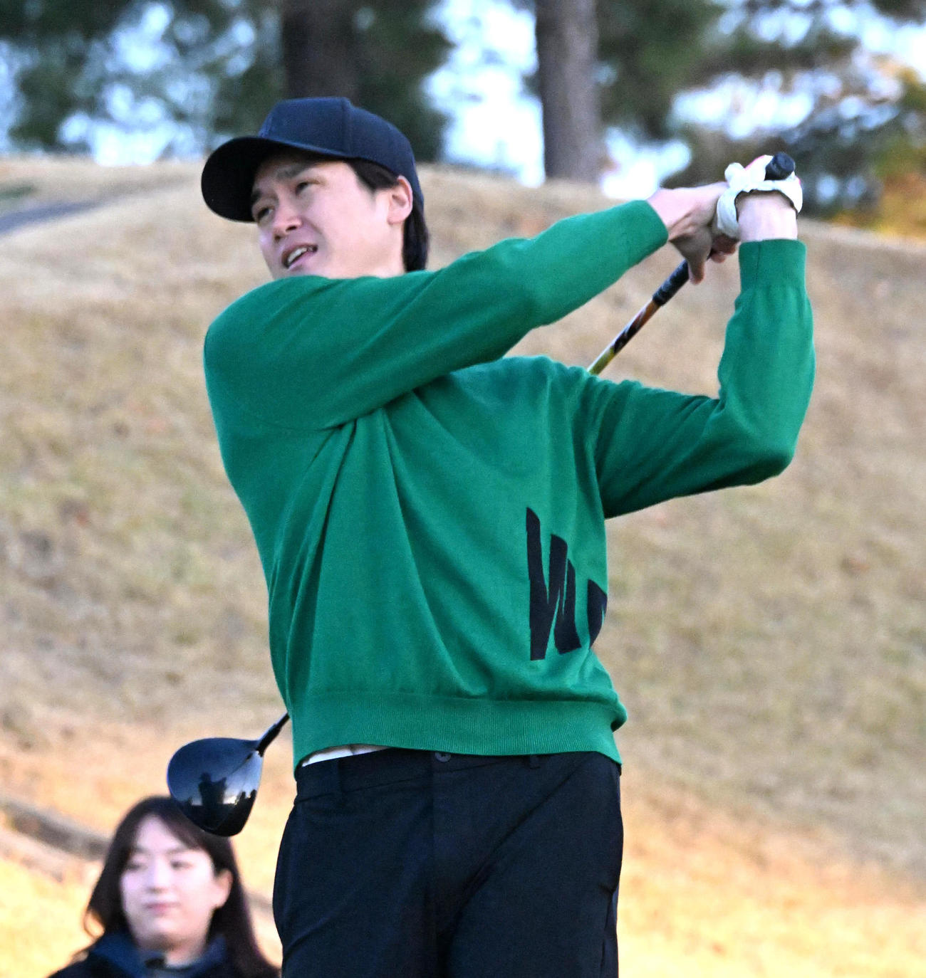 10番、ティーショットを放つオリックス佐野皓（撮影・石井愛子）