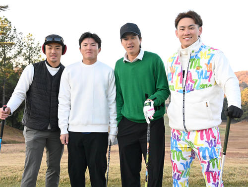 選手会ゴルフに参加する（左から）河野、茶野、元、佐野皓（撮影・石井愛子）