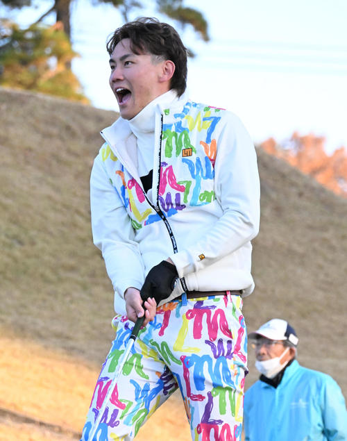 10番、ティーショットを放ち叫ぶ元（撮影・石井愛子）