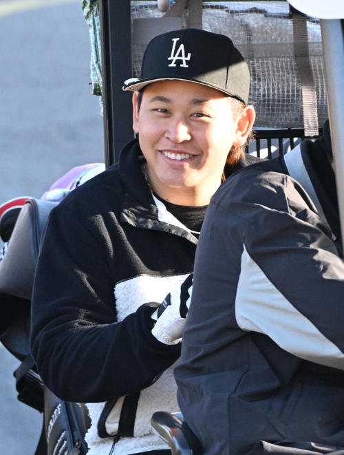 カートに乗って笑顔を見せる宮城（撮影・石井愛子）
