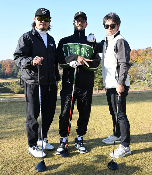 選手会ゴルフに参加する（左から）鈴木、宗、杉沢（撮影・石井愛子）