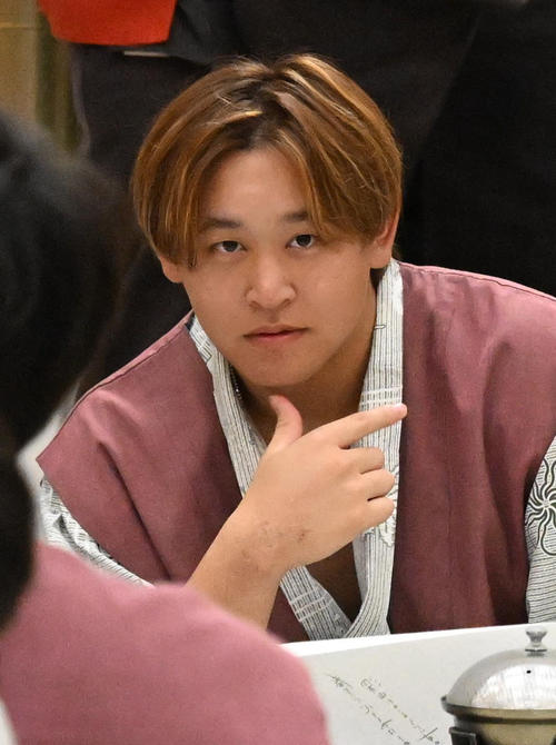 カメラに向かってポーズをとる宮城（撮影・石井愛子）