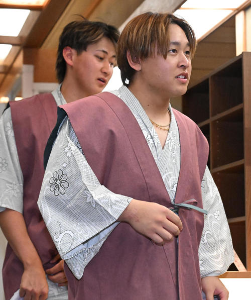 選手会納会に参加する紅林（左）、宮城（撮影・石井愛子）