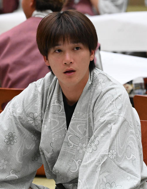 選手会納会に参加する佐野皓（撮影・石井愛子）