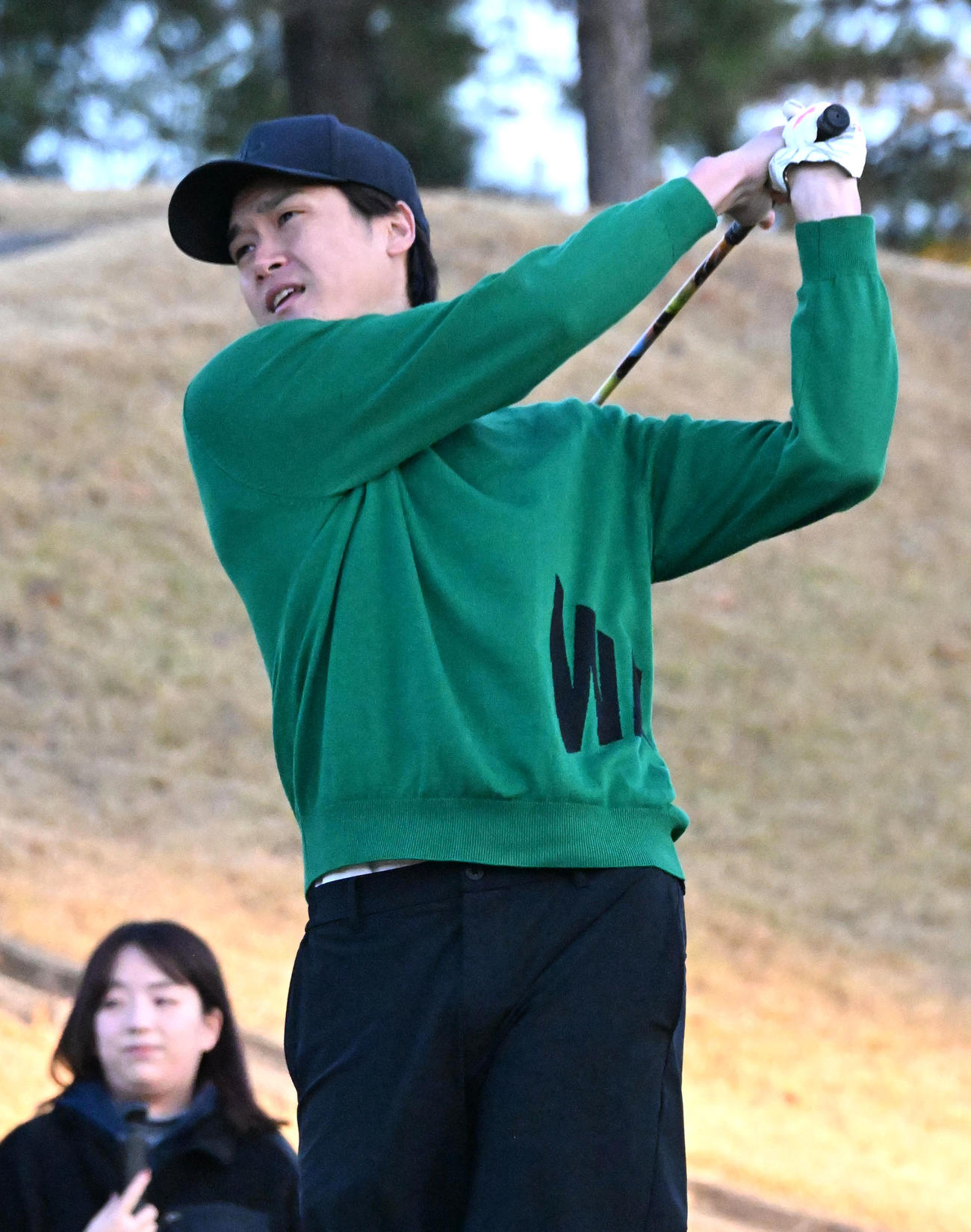 10番、ティーショットを放つオリックス佐野皓（撮影・石井愛子）