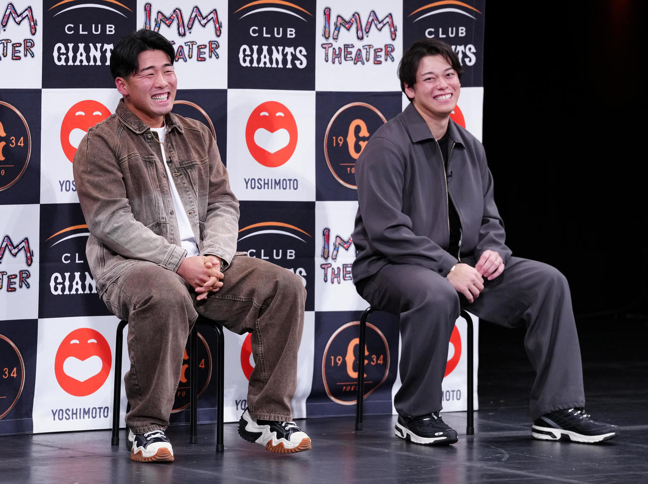 「G選手×G党芸能人スペシャルトークスタジアム」で笑顔の巨人浅野（左）と高梨（撮影・鈴木みどり）