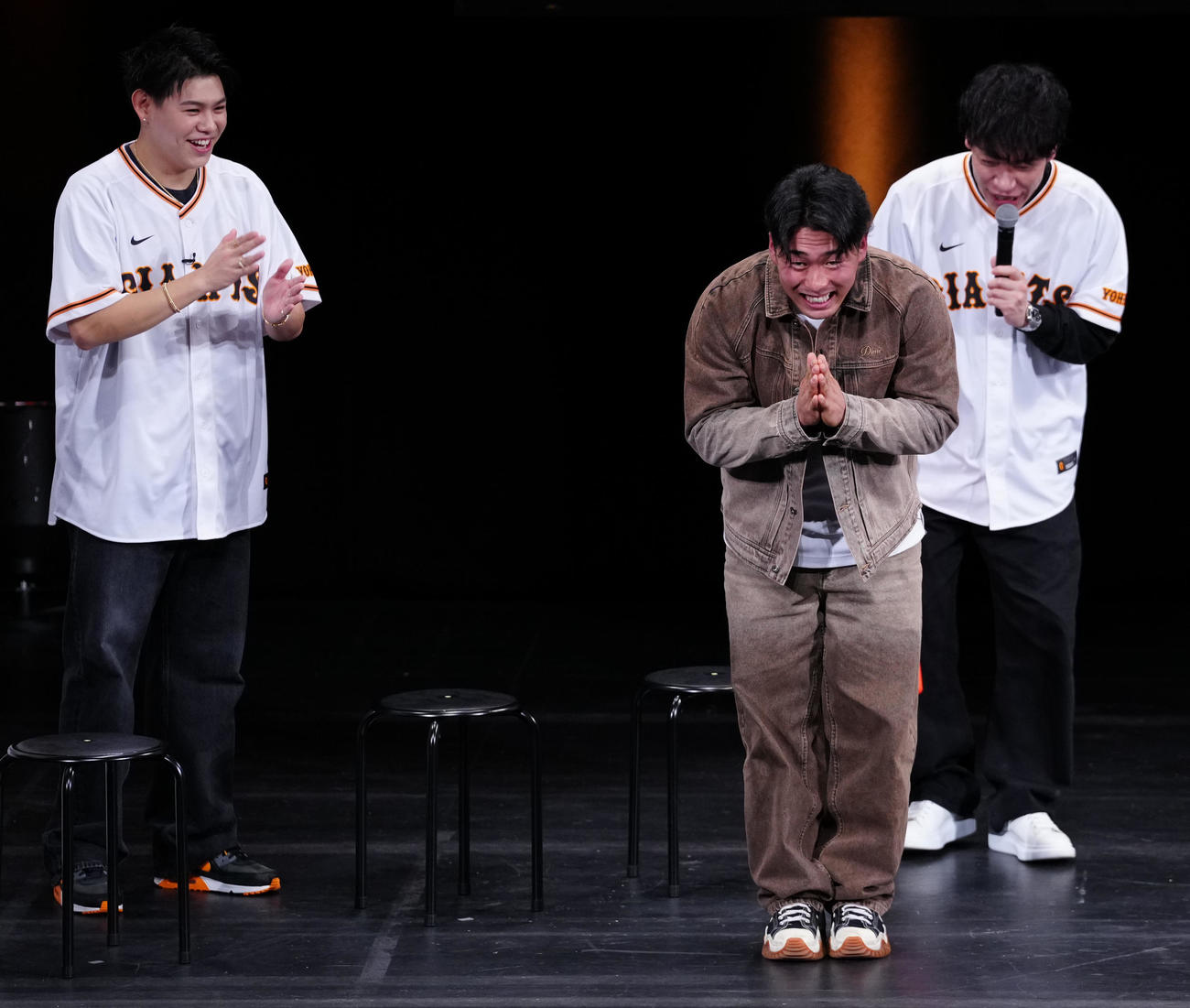 「G選手×G党芸能人スペシャルトークスタジアム」で、BE：FIRSTのLEO（左）が考えた本塁打パフォーマンスを披露する巨人浅野。右は麒麟の川島明（撮影・鈴木みどり）
