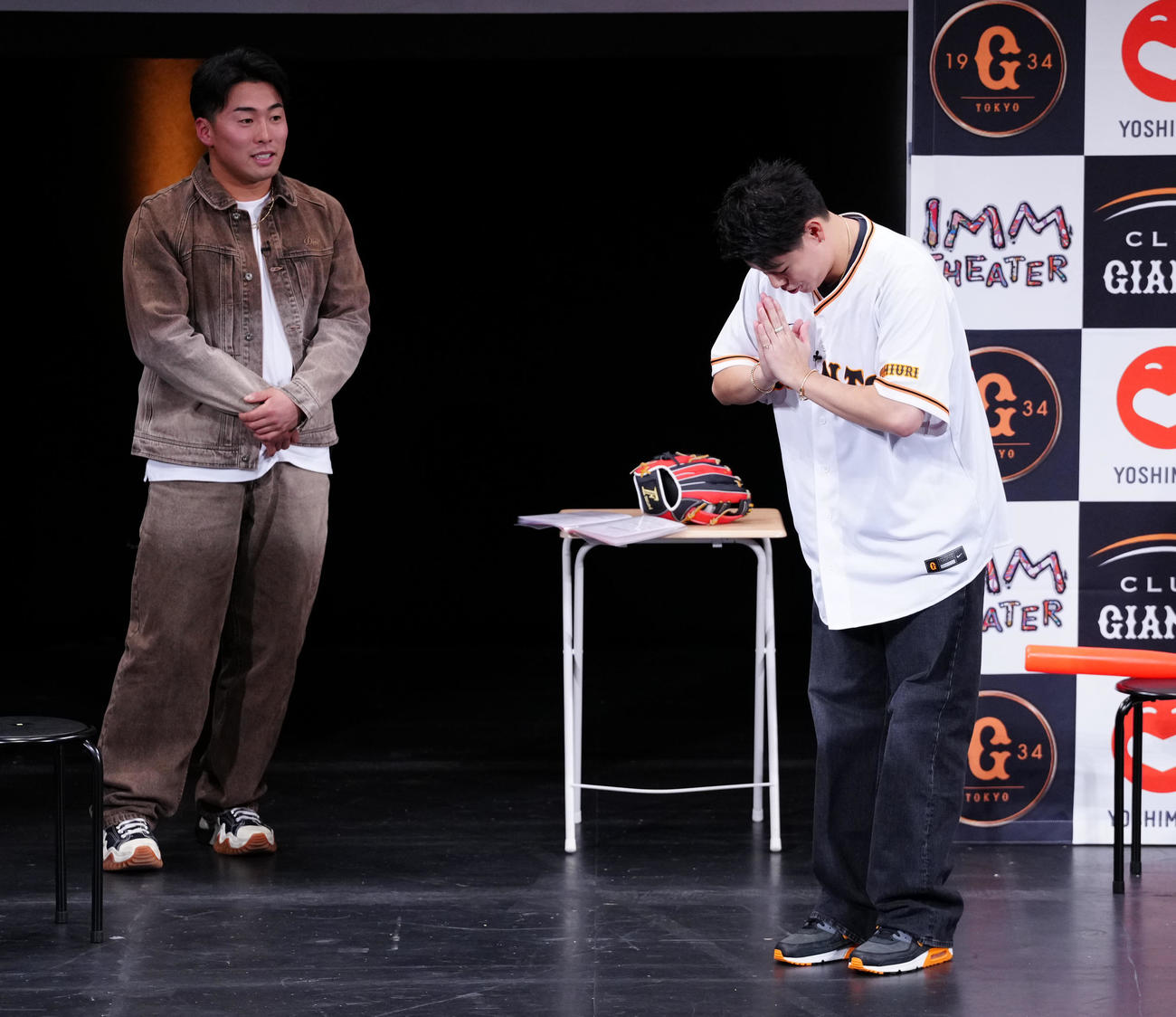 「G選手×G党芸能人スペシャルトークスタジアム」で、巨人浅野（左）の本塁打パフォーマンスを提案するBE：FIRSTのLEO（撮影・鈴木みどり）