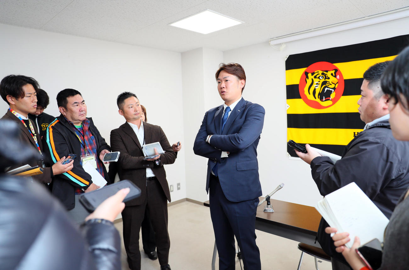 契約更改を終え、囲み取材を受ける阪神西勇（撮影・上山淳一）