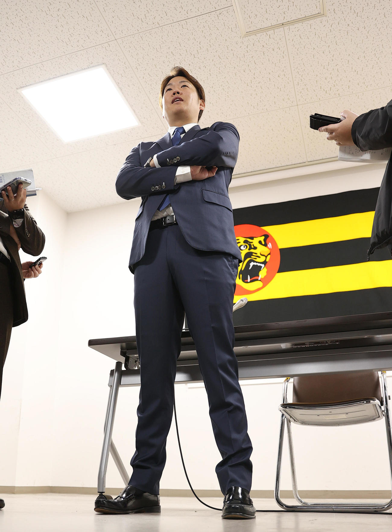 契約更改を終え報道陣の質問に答える阪神西勇（撮影・上山淳一）