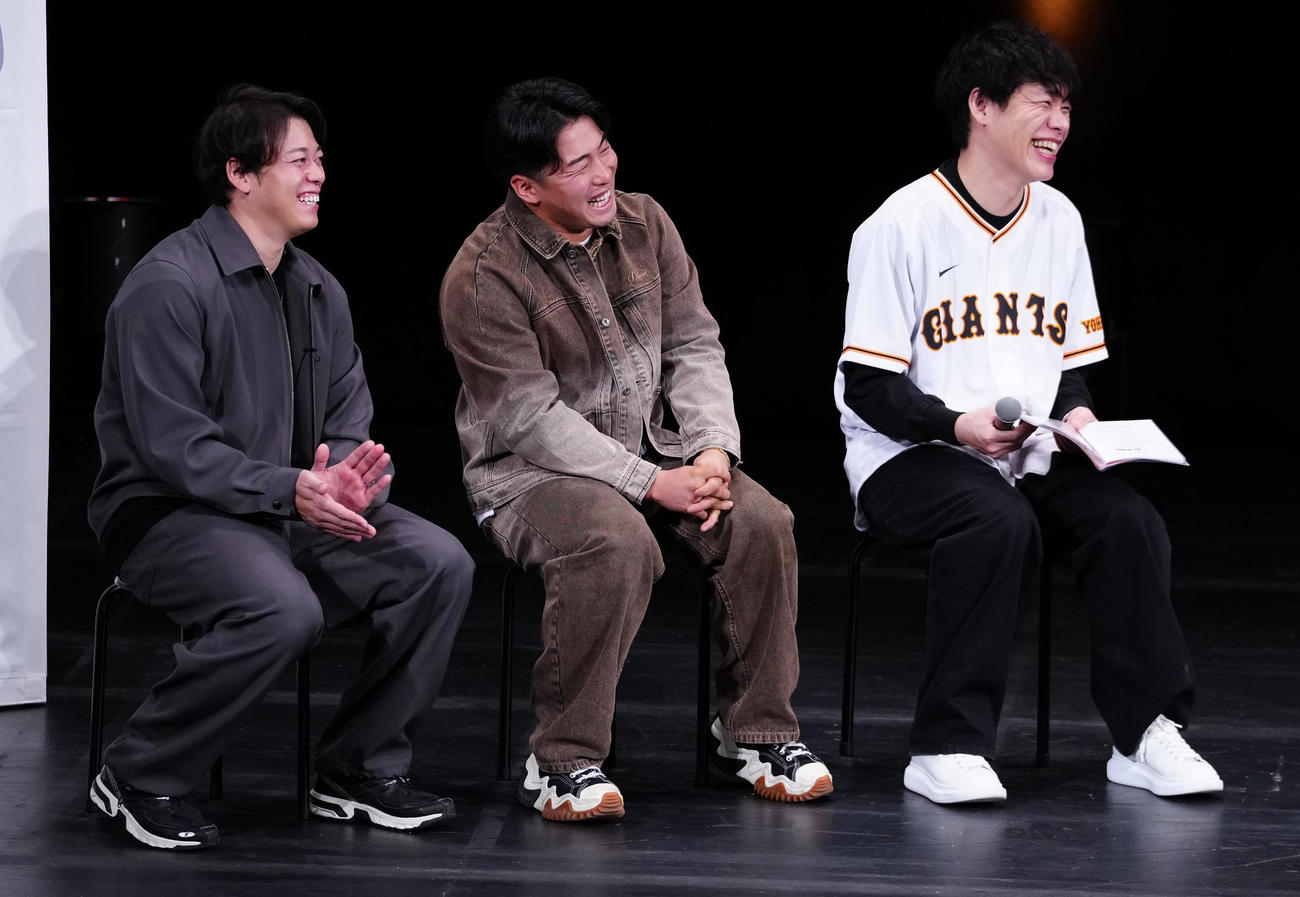 「G選手×G党芸能人スペシャルトークスタジアム」で笑顔の、左から巨人浅野、高梨、麒麟の川島明（撮影・鈴木みどり）