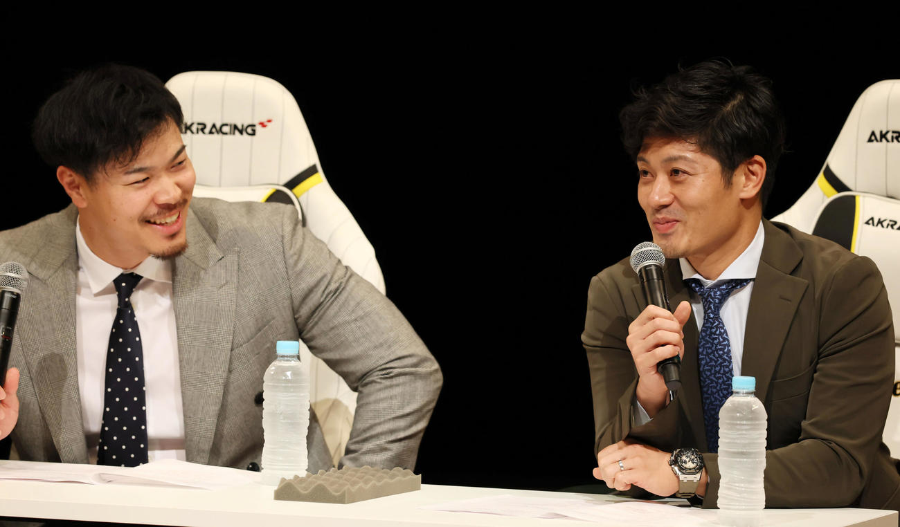 公開収録に参加し壇上で笑顔を見せる佐藤輝（左）と坂本（撮影・加藤哉）
