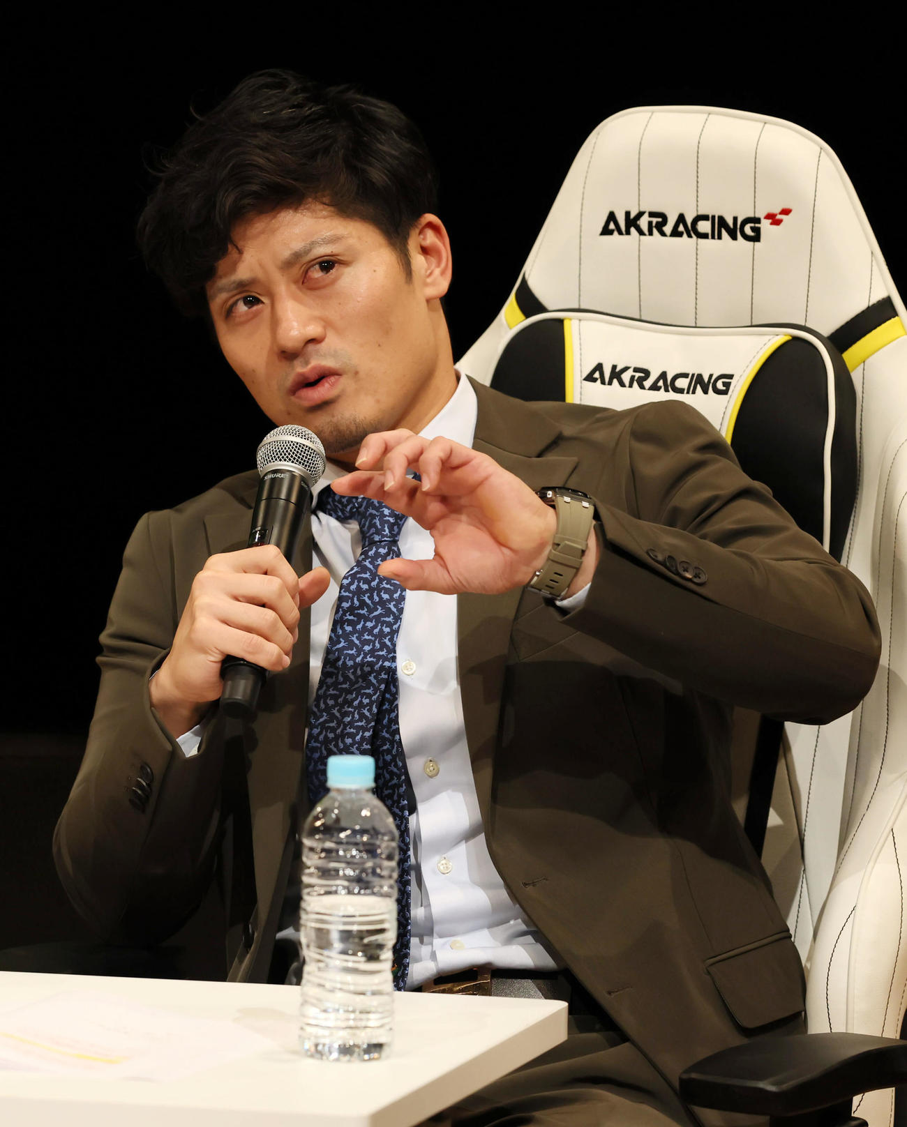 公開収録に参加し壇上で話す坂本（撮影・加藤哉）