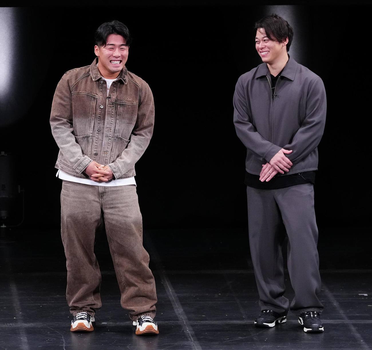 「G選手×G党芸能人スペシャルトークスタジアム」で笑顔の巨人浅野（左）と高梨（撮影・鈴木みどり）