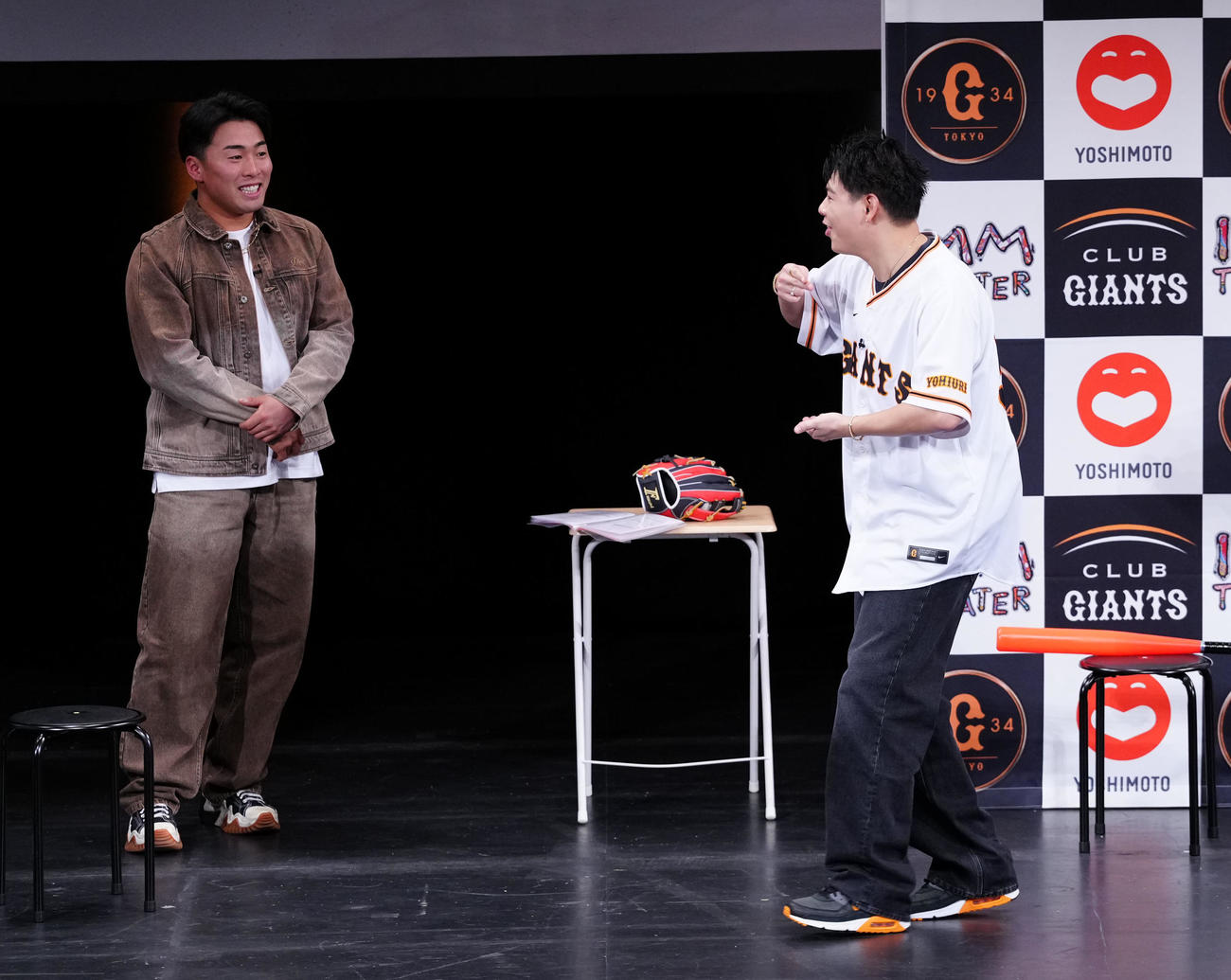 「G選手×G党芸能人スペシャルトークスタジアム」で、巨人浅野（左）の本塁打パフォーマンスを提案するBE：FIRSTのLEO（撮影・鈴木みどり）