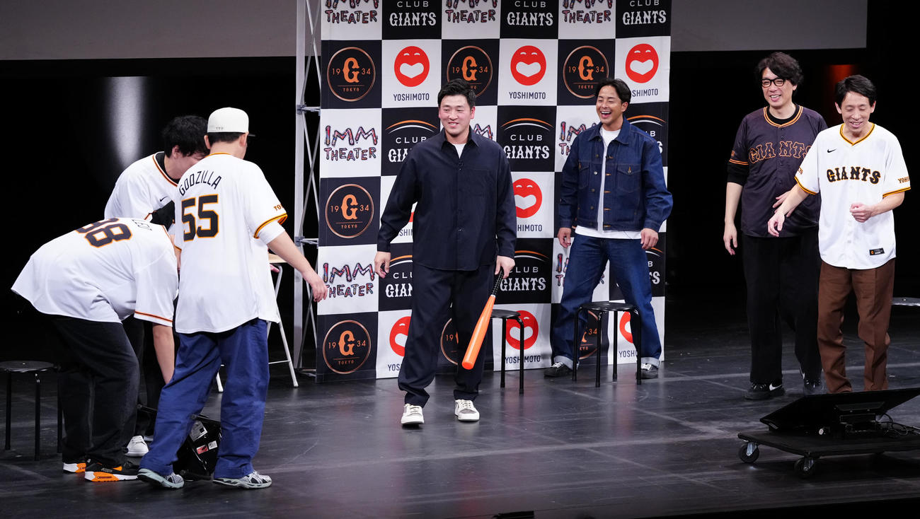 「G選手×G党芸能人スペシャルトークスタジアム」でバントの構えをし、つっこまれる巨人岸田（中央）。右から3人目は湯浅（撮影・鈴木みどり）