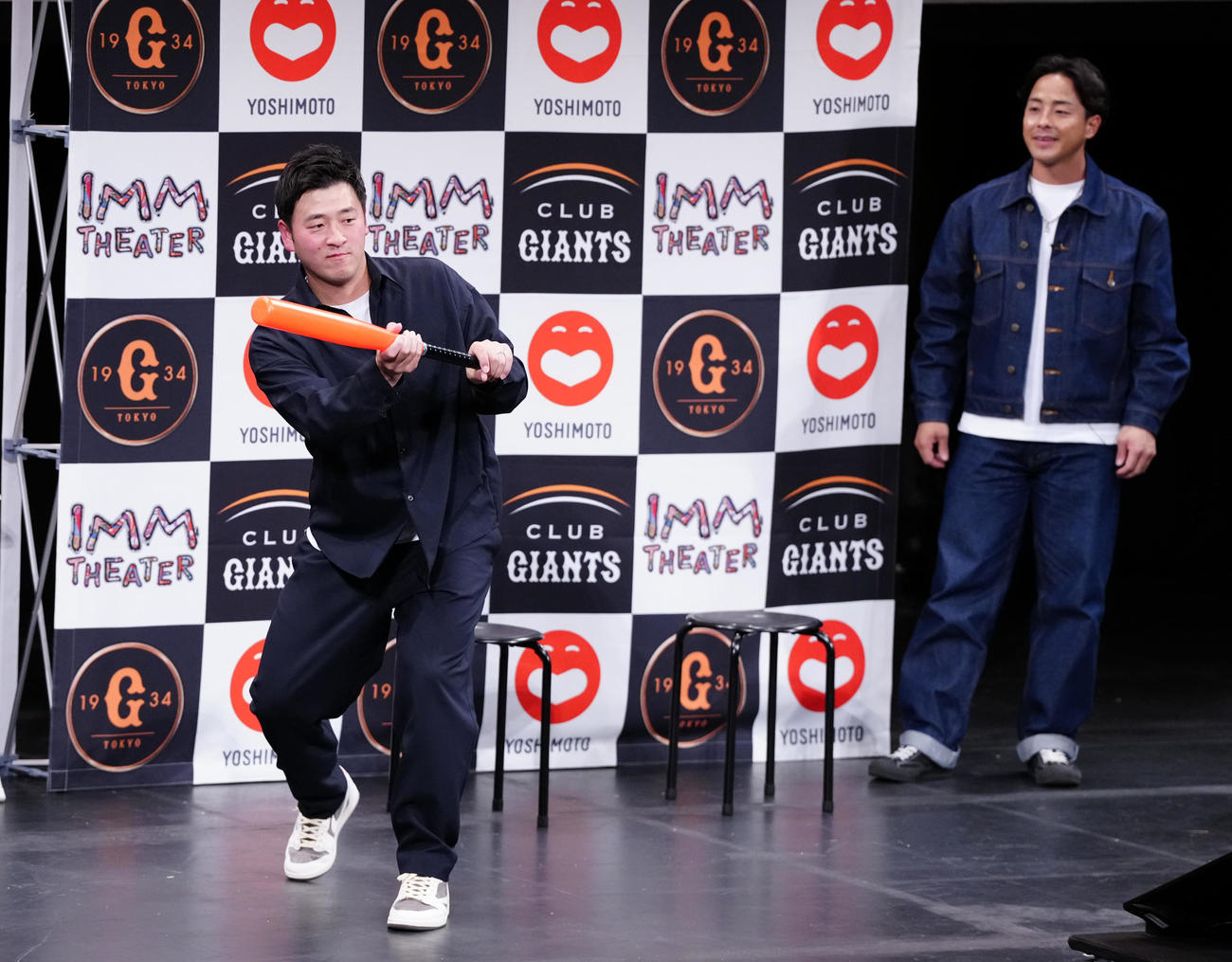 「G選手×G党芸能人スペシャルトークスタジアム」でバントの構えをする巨人岸田。右は湯浅（撮影・鈴木みどり）