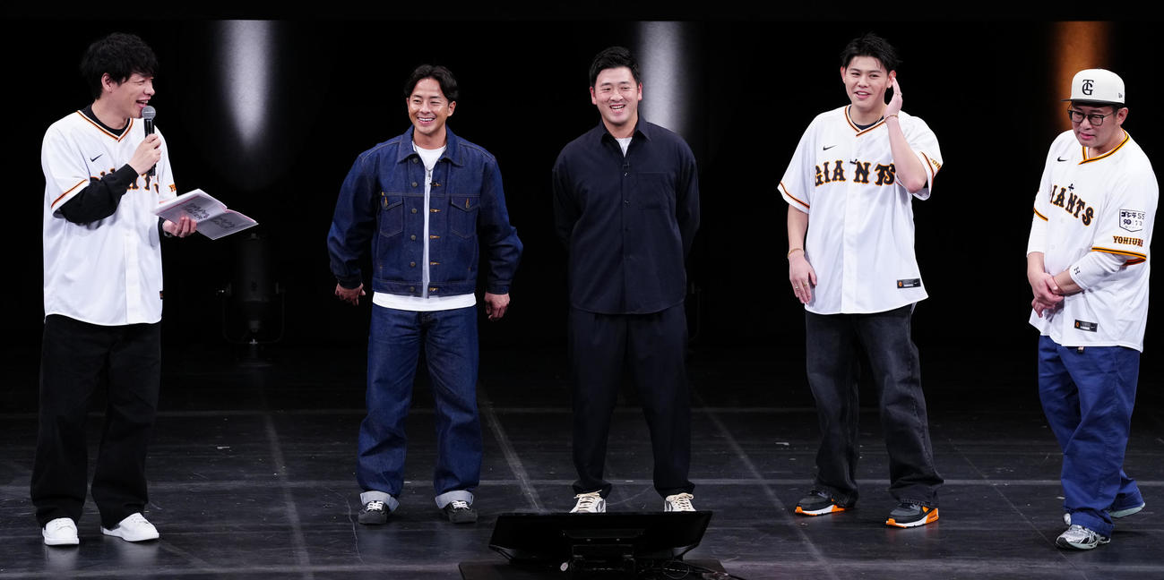 「G選手×G党芸能人スペシャルトークスタジアム」に登壇した、左から麒麟の川島明、巨人湯浅、岸田、BE：FIRSTのLEO、ビビる大木（撮影・鈴木みどり）