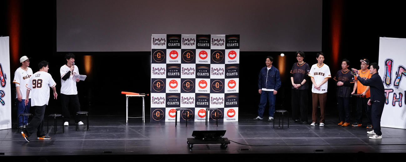 「G選手×G党芸能人スペシャルトークスタジアム」でBE：FIRSTのLEO（左手前）のボールを受ける巨人岸田（右）（撮影・鈴木みどり）