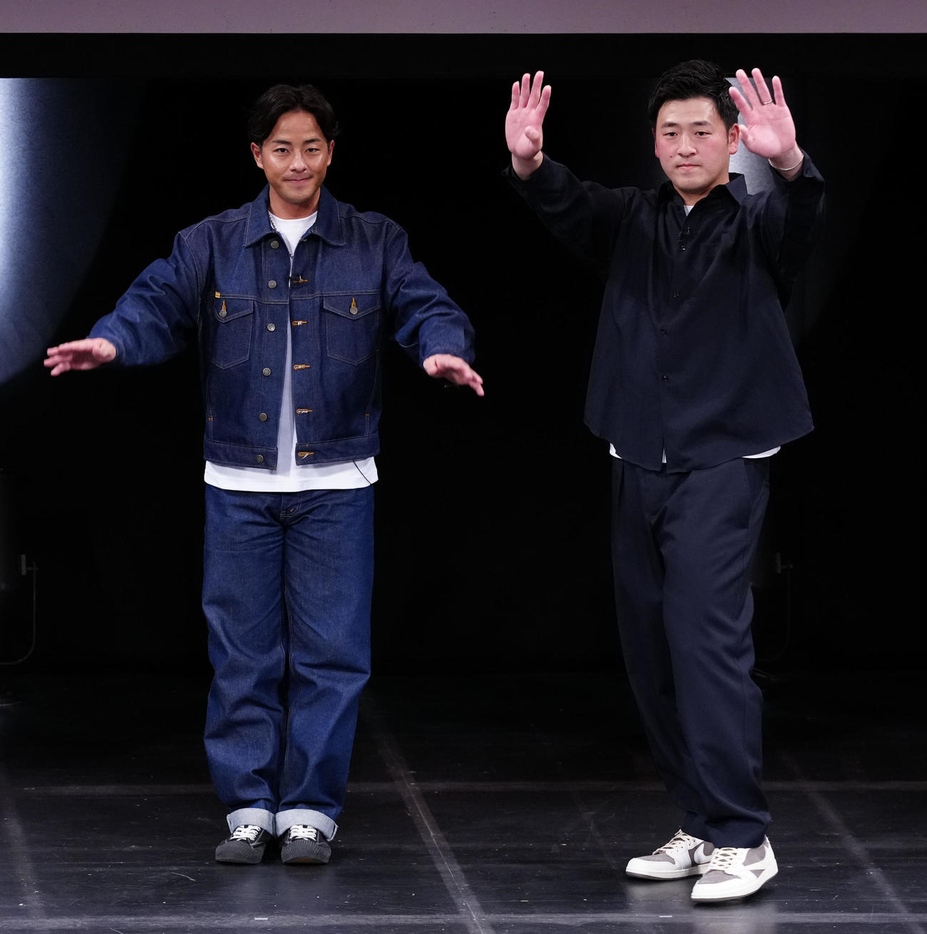 「G選手×G党芸能人スペシャルトークスタジアム」でファンに手を振る巨人湯浅（左）と岸田（撮影・鈴木みどり）