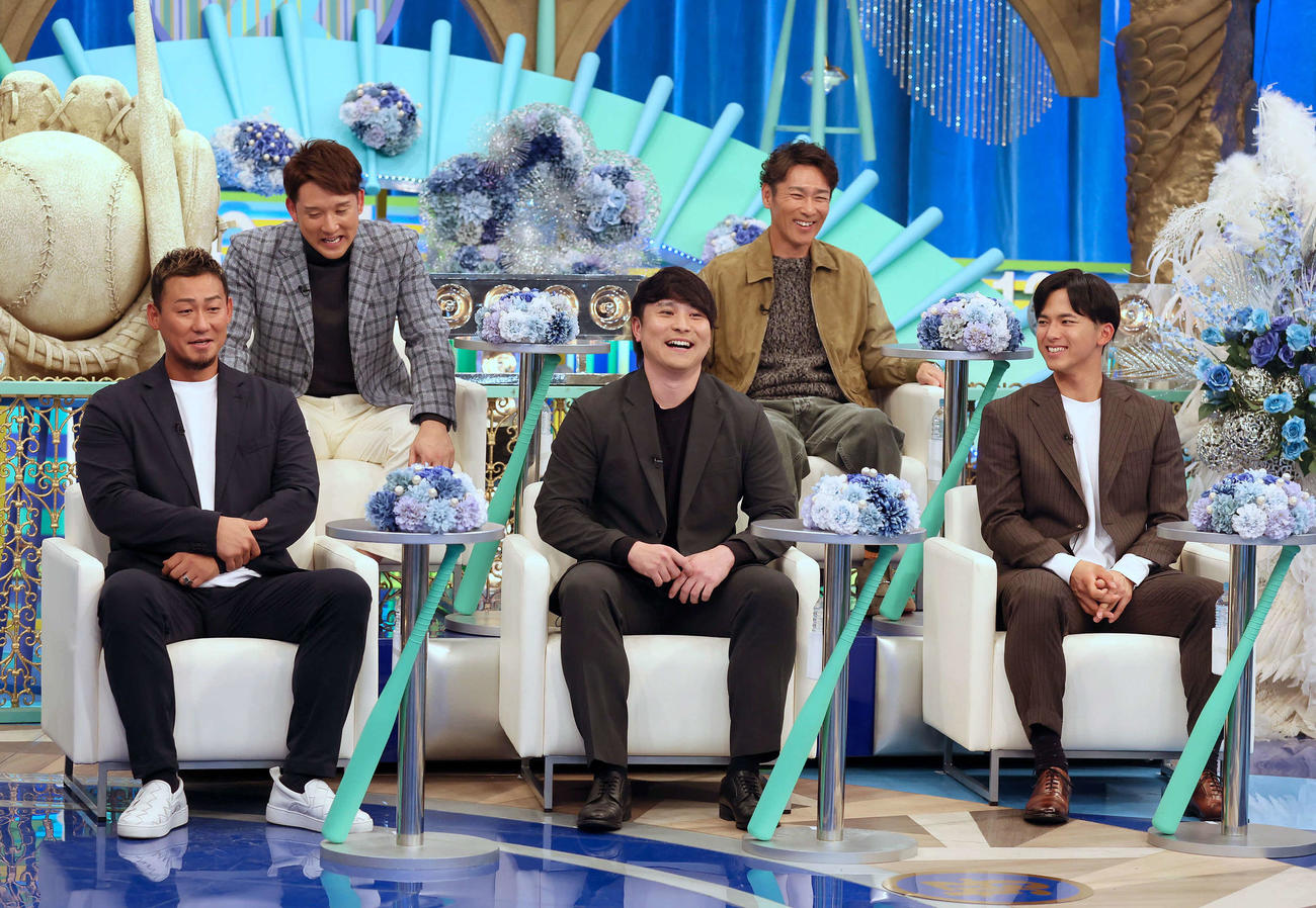 フジテレビ系「珍プレー好プレー大賞2025」（4日放送予定）の番組収録に参加した、上段左から杉谷拳士氏、元木大介氏、下段左から中田翔氏、DeNA佐野、楽天宗山（代表撮影）