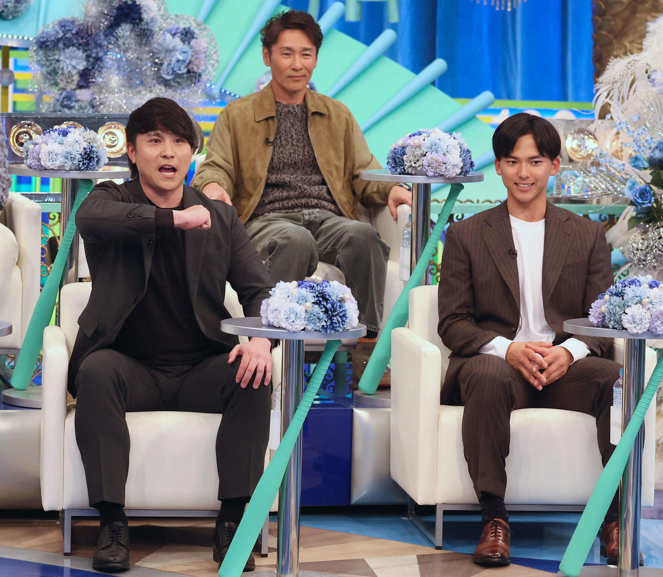 フジテレビ系「珍プレー好プレー大賞2025」（4日放送予定）の番組収録で「デスターシャ！」を披露するDeNA佐野恵太（左）（代表撮影）
