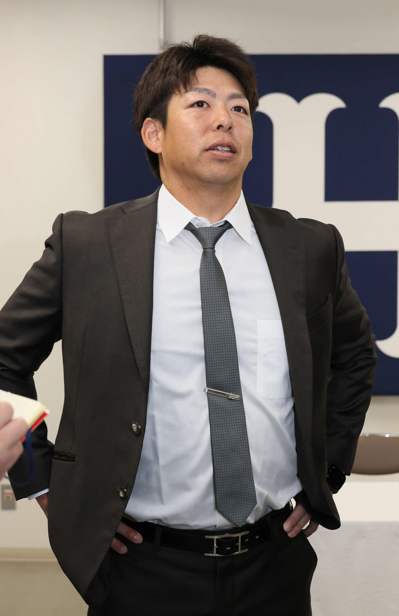 契約更改後、囲み取材に応じる広島野間（撮影・加藤孝規）