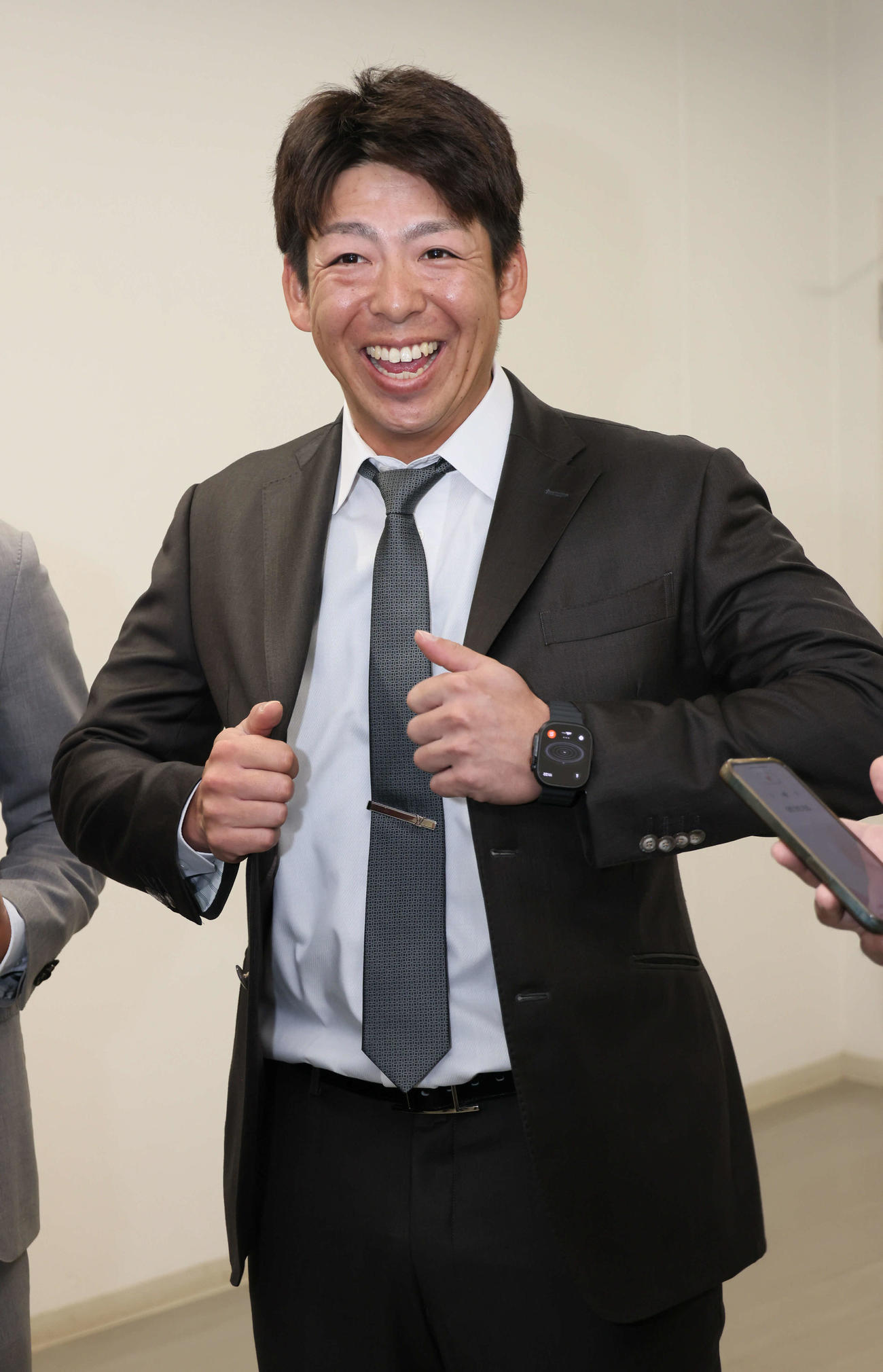 契約更改後、囲み取材に応じる広島野間。1000万円ダウンも爆笑の対応（撮影・加藤孝規）