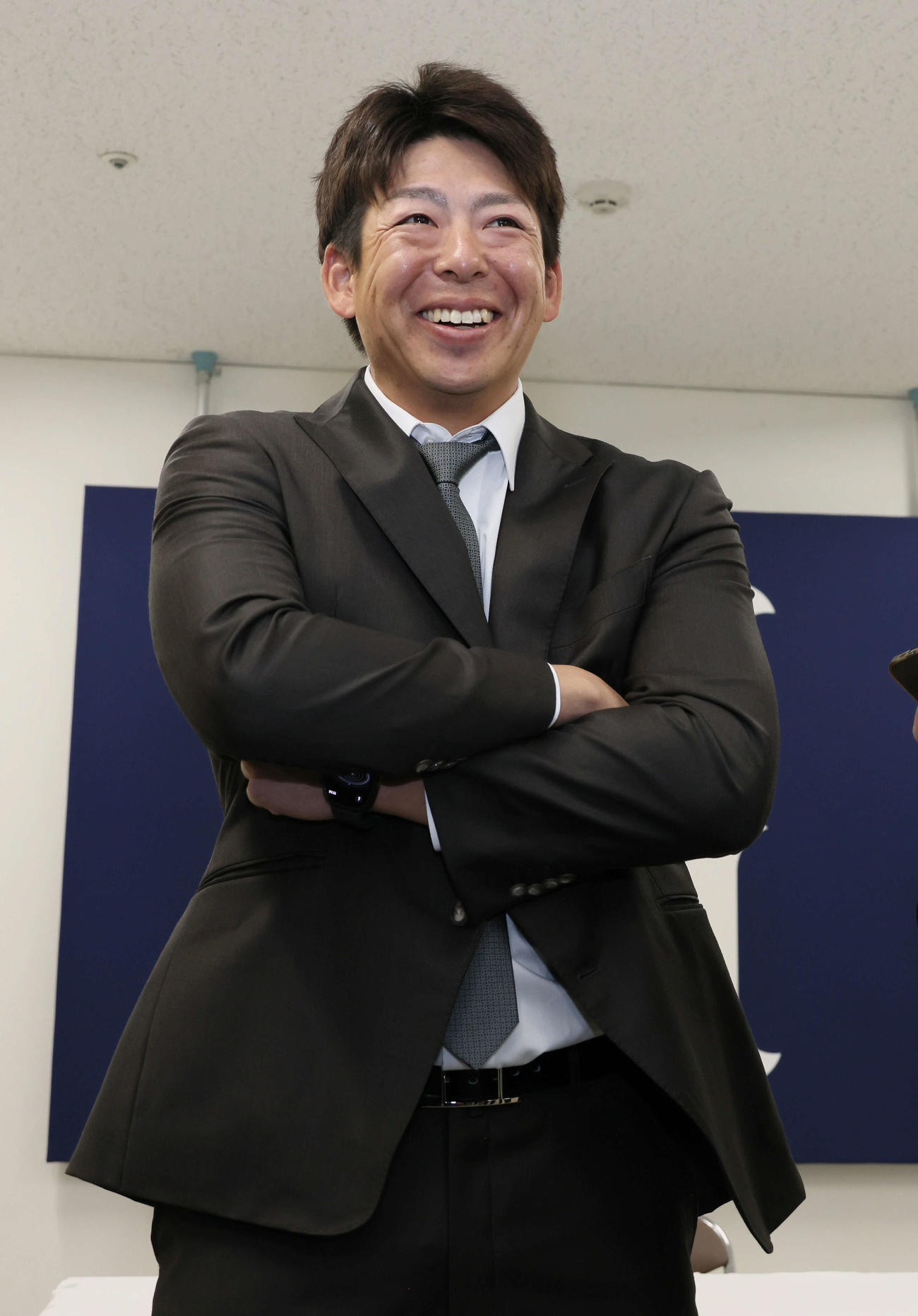 契約更改後、囲み取材に応じる広島野間。1000万円ダウンも爆笑の対応（撮影・加藤孝規）