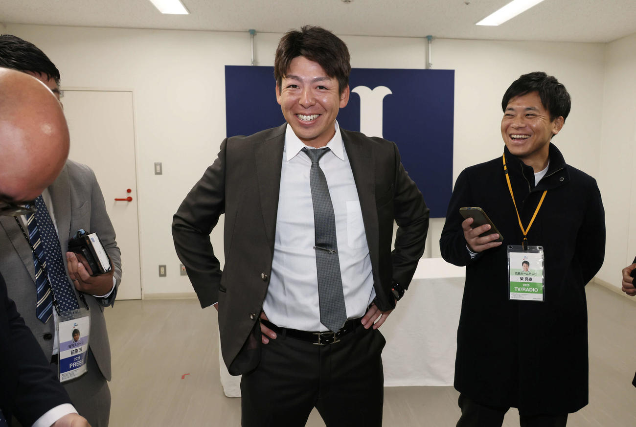 契約更改後、囲み取材に応じる広島野間（撮影・加藤孝規）