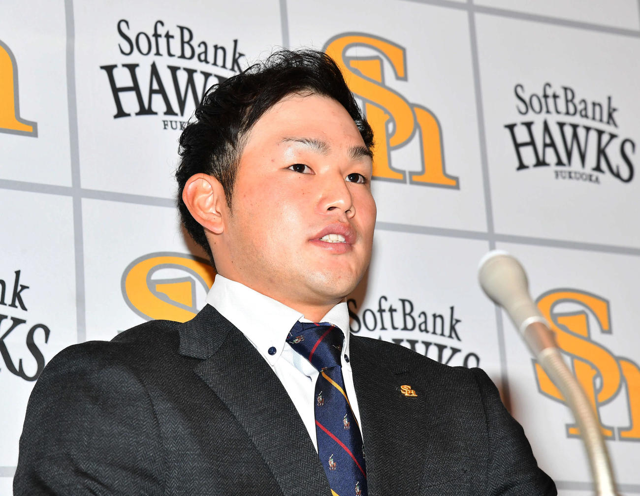 契約更改を終えて会見を行うソフトバンク山本（撮影・岩下翔太）