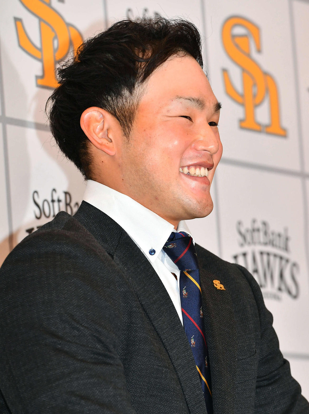 アップで契約更改し、会見で笑顔を見せるソフトバンク山本（撮影・岩下翔太）