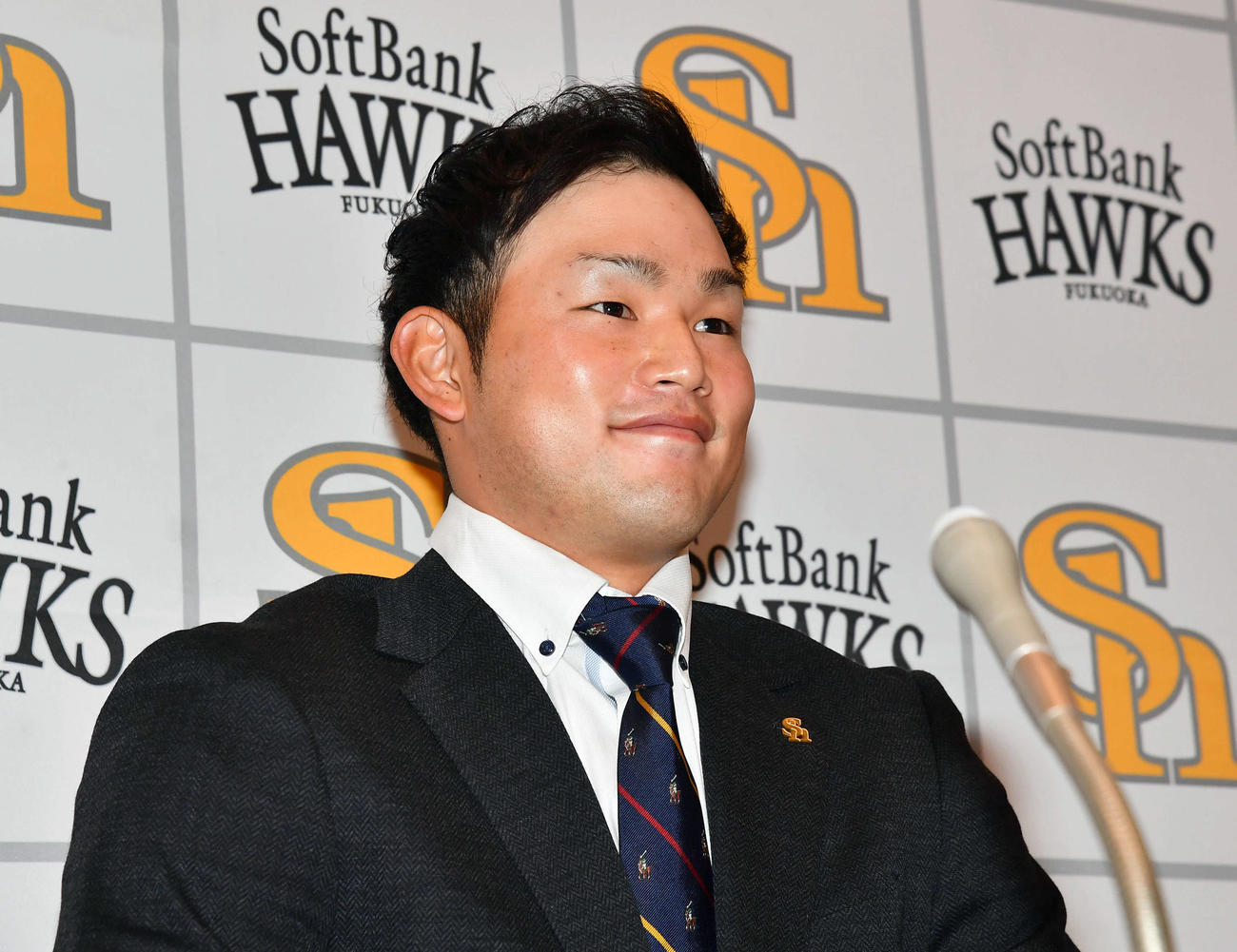 アップで契約更改し、会見で笑顔を見せるソフトバンク山本（撮影・岩下翔太）