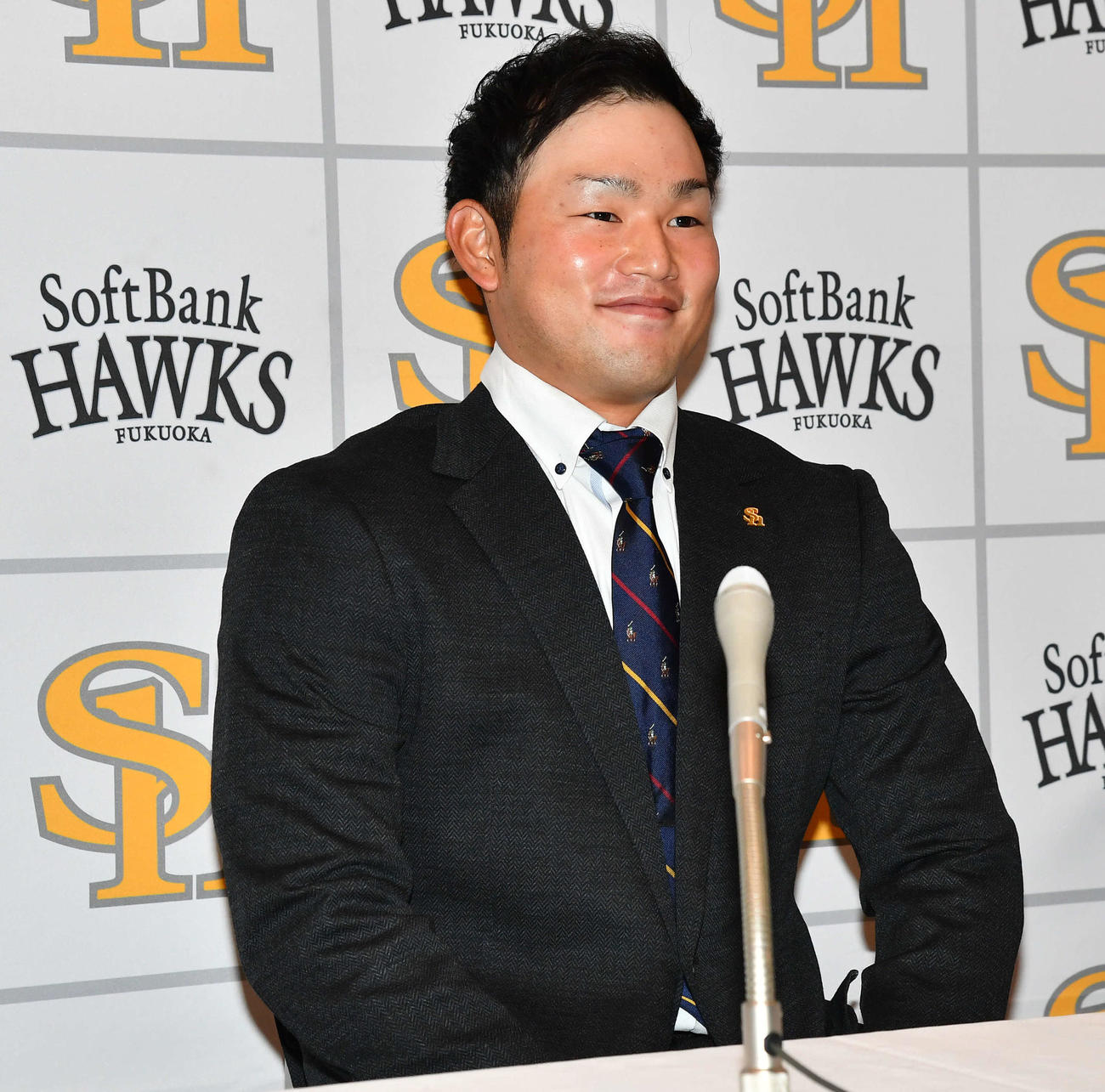 アップで契約更改し、会見で笑顔を見せるソフトバンク山本（撮影・岩下翔太）