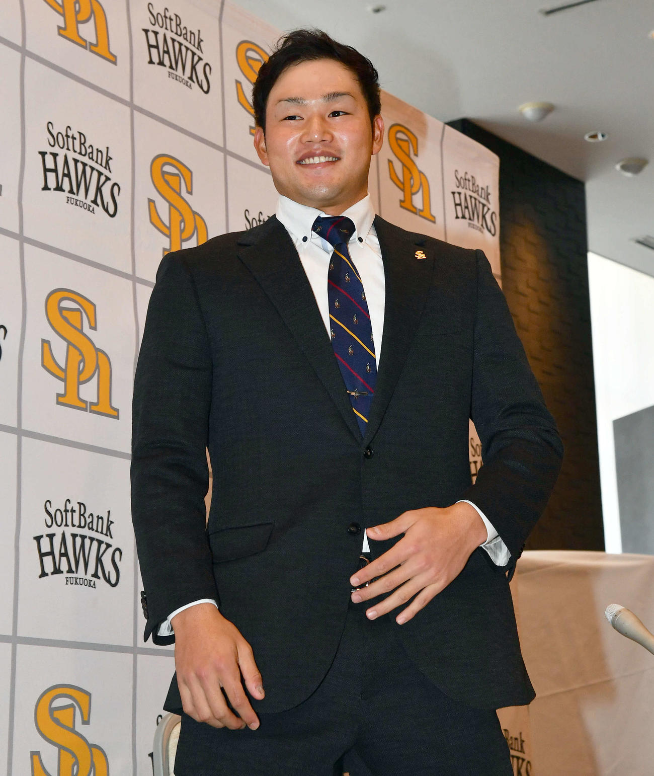 契約更改の会見を終え、笑顔で席を立つソフトバンク山本（撮影・岩下翔太）