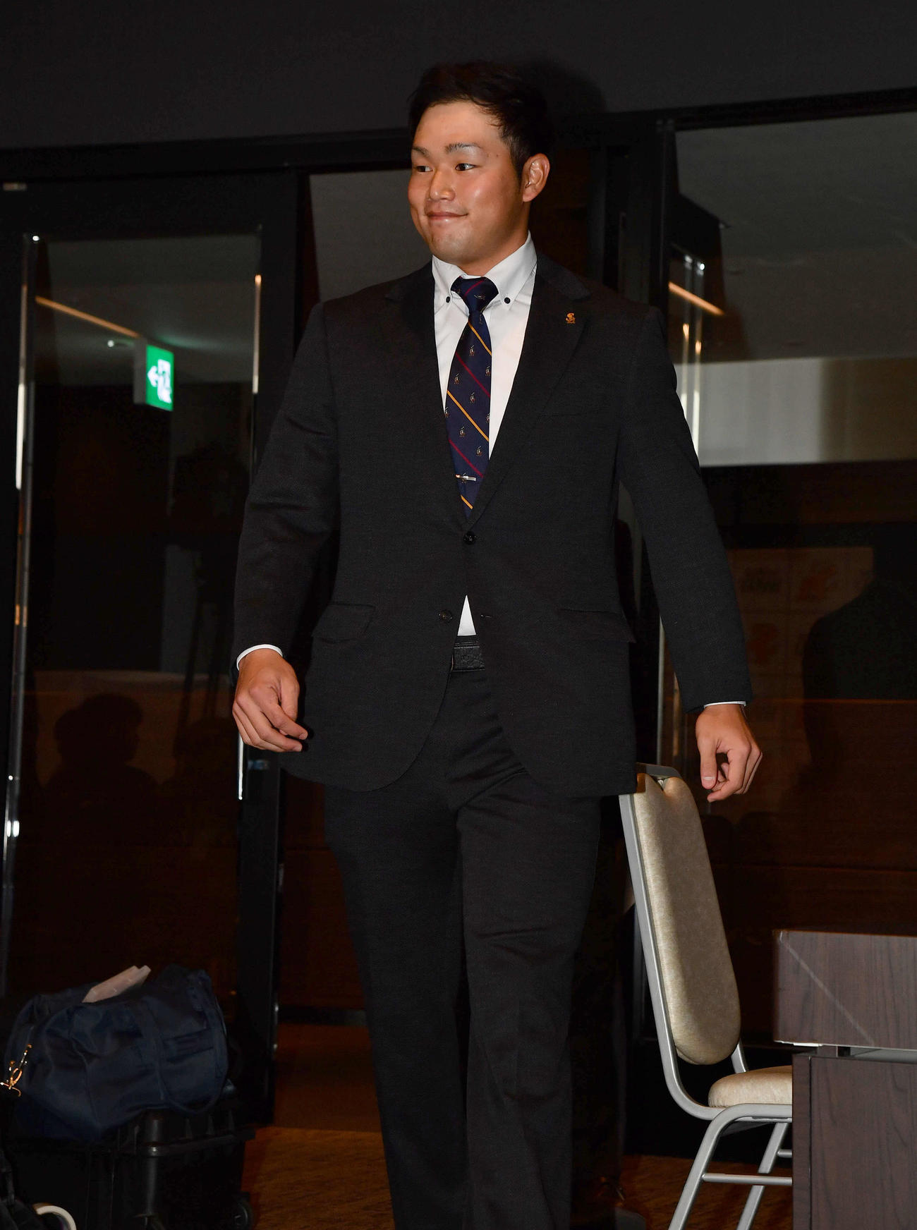 契約更改を終えて会見場に入るソフトバンク山本（撮影・岩下翔太）