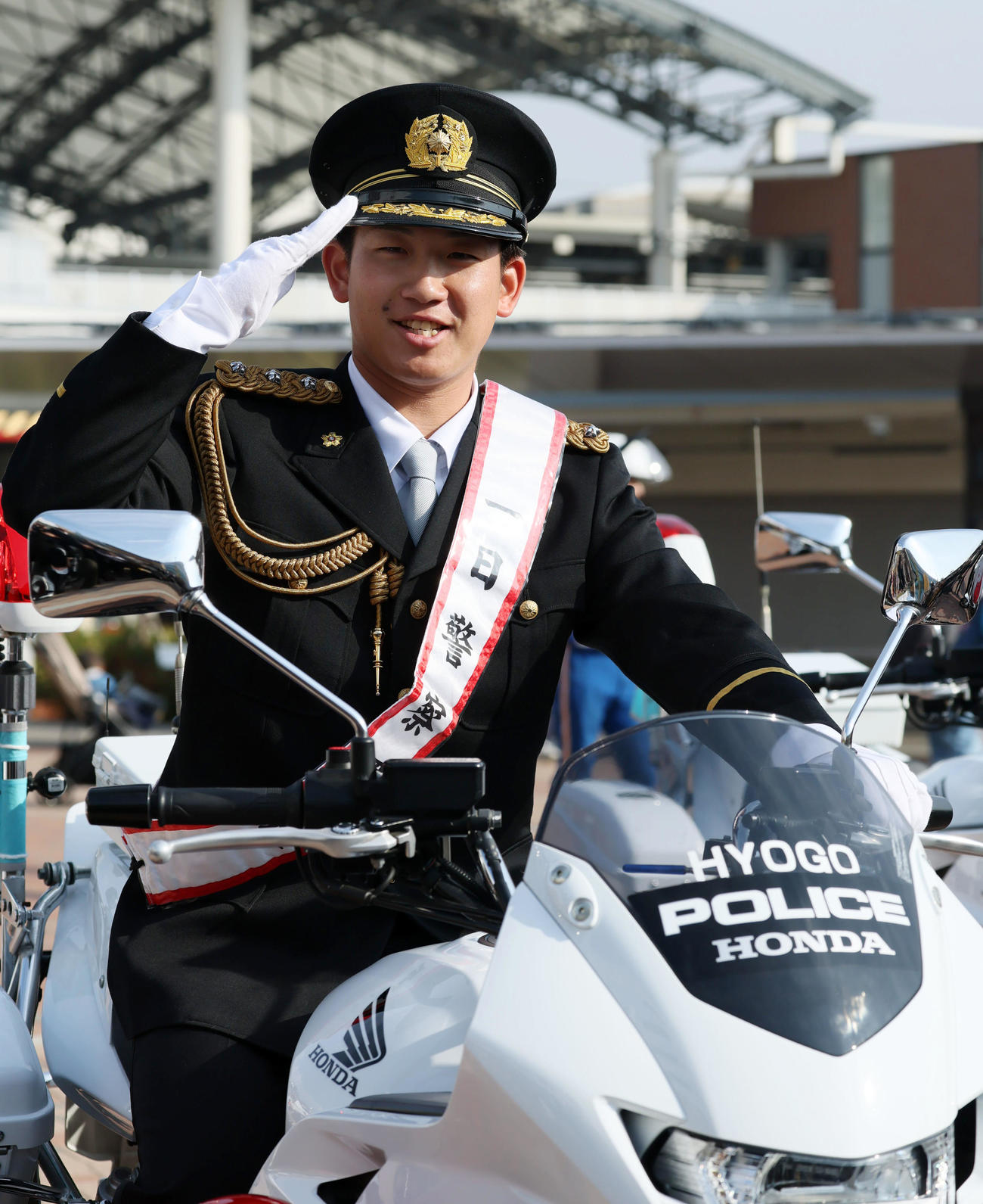 甲子園警察署一日署長を委嘱された伊原は白バイにまたがって交通安全を啓発（撮影・加藤哉）