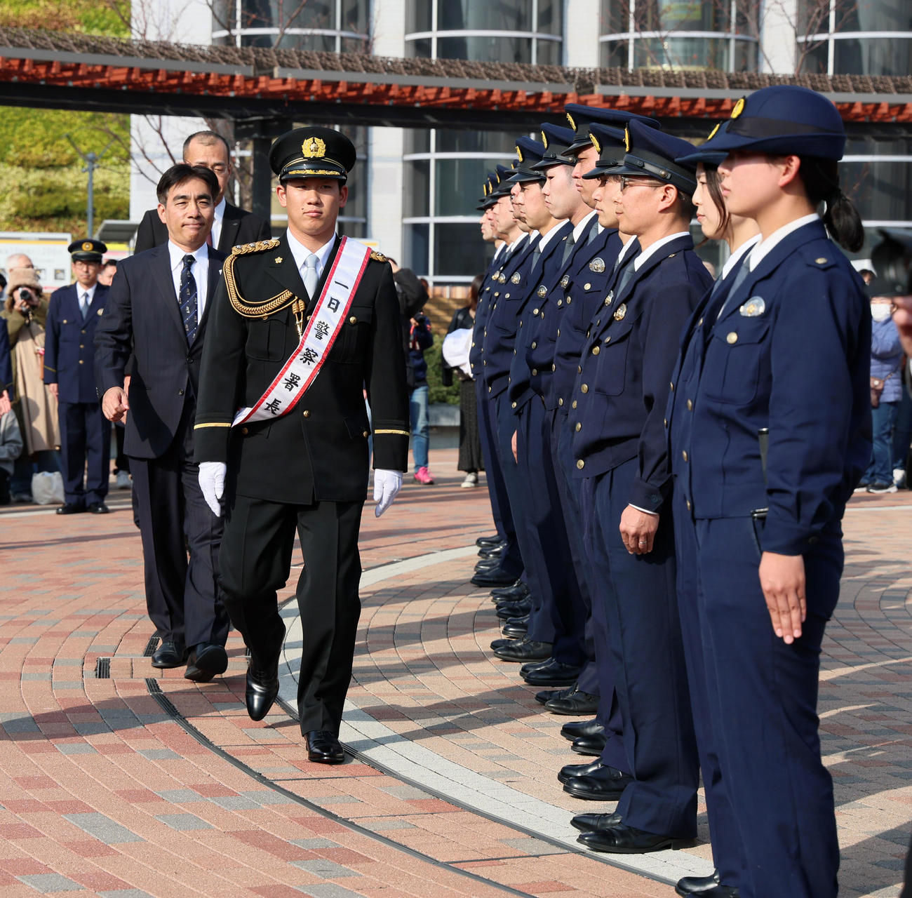 甲子園警察署の一日署長を委嘱された伊原は警察官の装備品視察を行う（撮影・加藤哉）