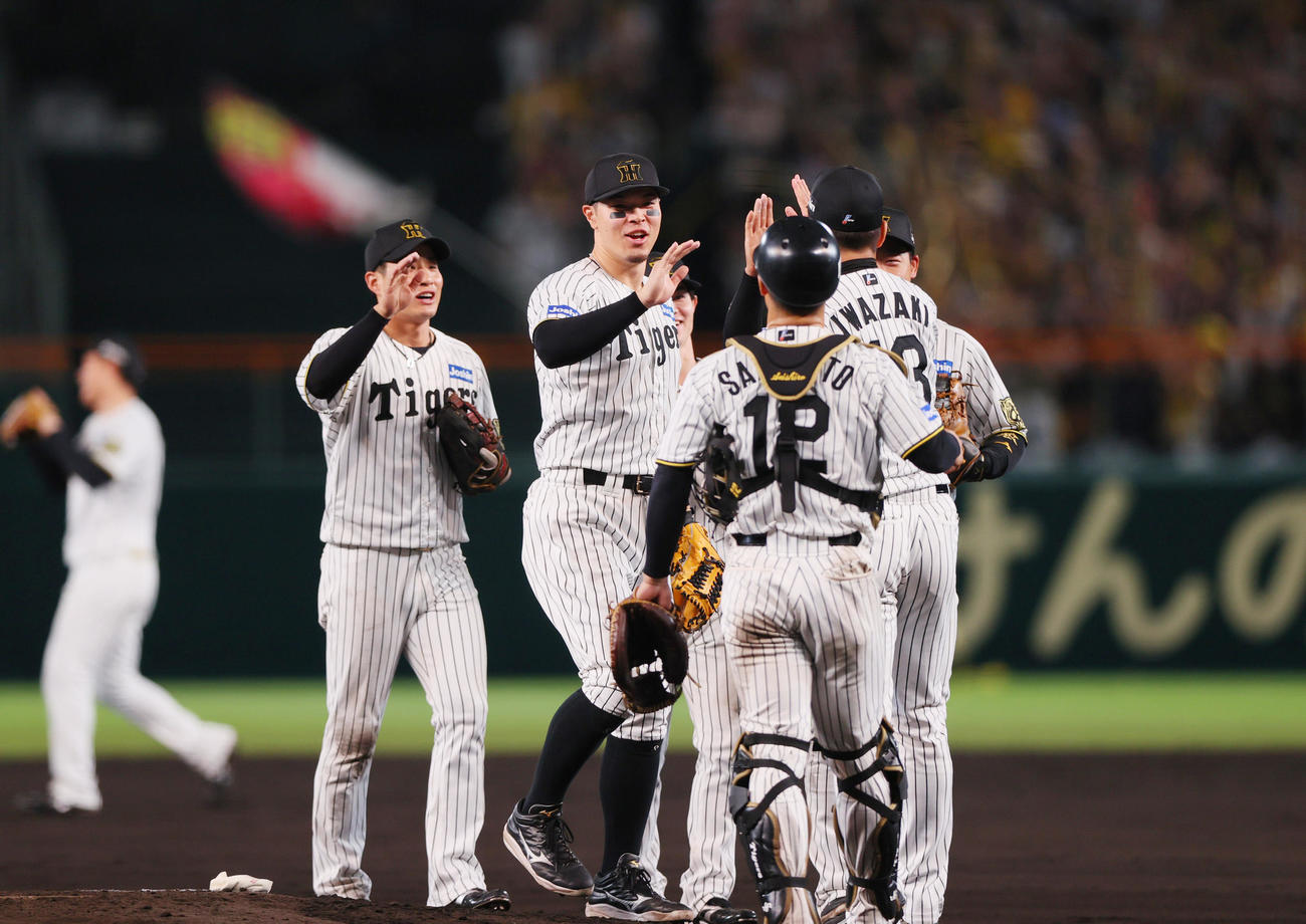2025年10月17日、セ・クライマックスシリーズ（CS）ファイナルステージ第3戦　阪神対DeNA DeNAに勝ちCSファイナルを制しタッチをかわす阪神佐藤輝明（左から2人目）らナイン