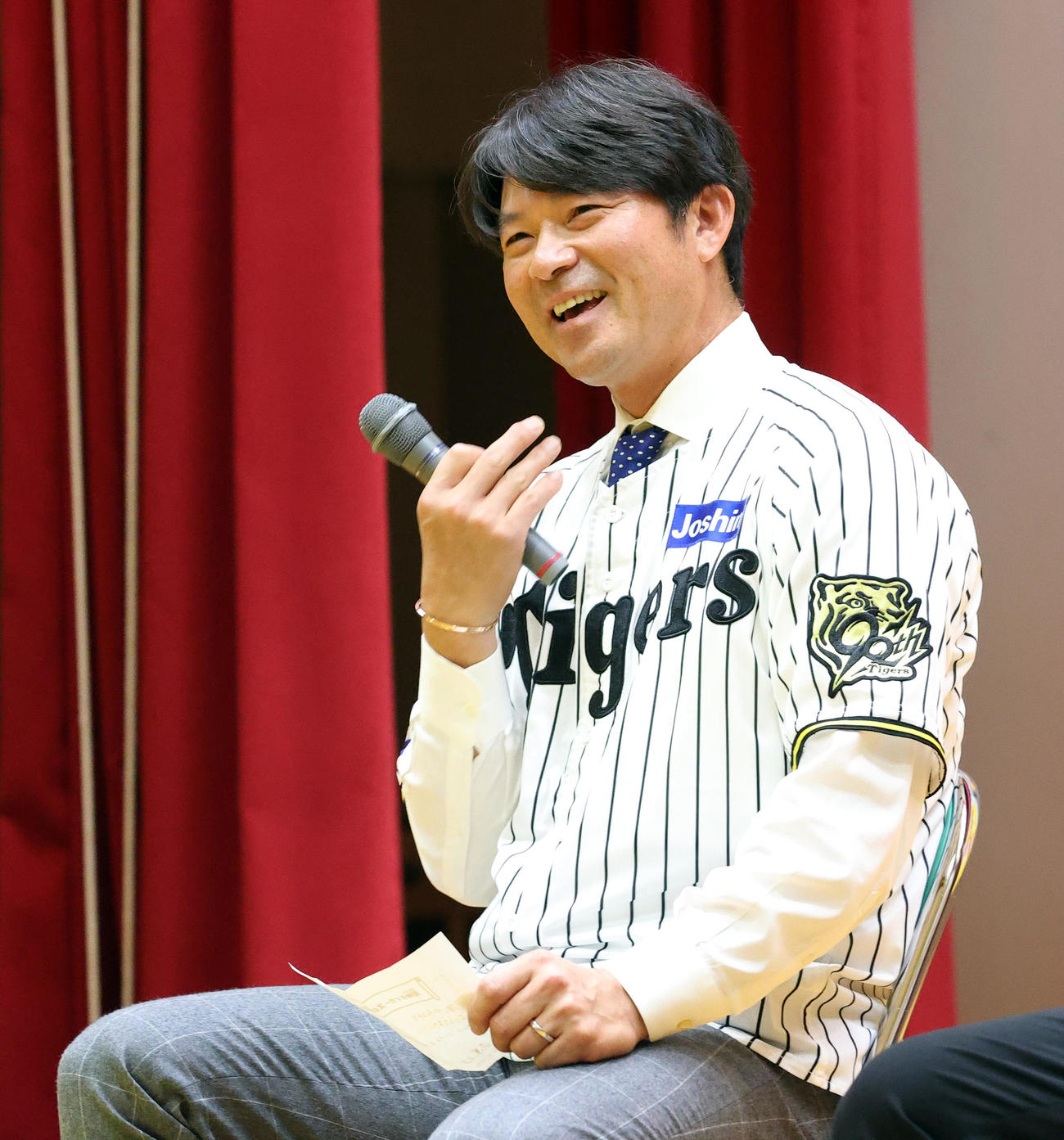 西宮支援学校交流会を楽しむ阪神筒井外野守備兼走塁チーフコーチ（撮影・上山淳一）