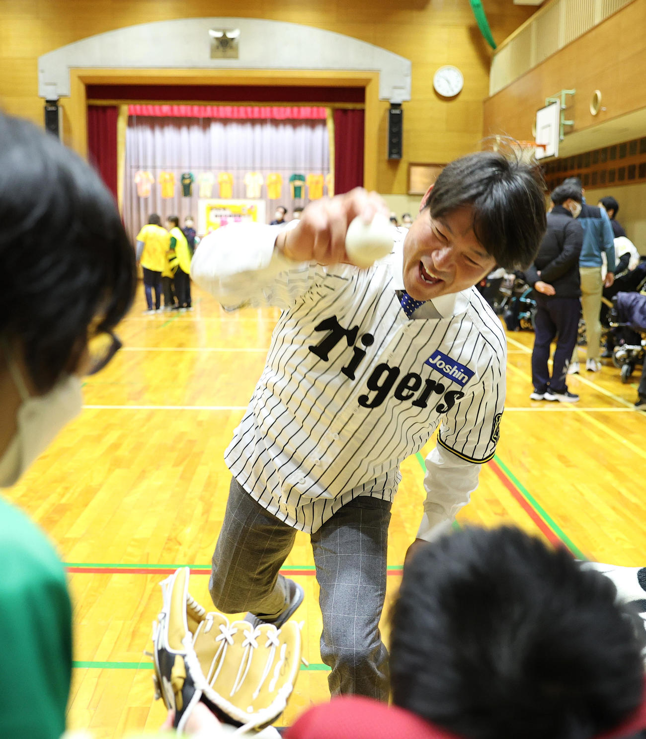 西宮支援学校交流会で児童とキャッチボールする阪神筒井外野守備兼走塁チーフコーチ（撮影・上山淳一）