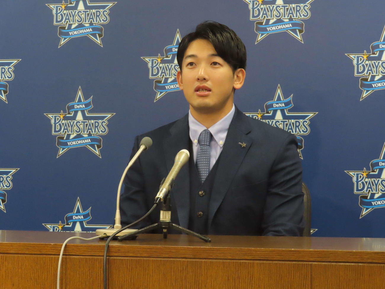 契約更改交渉後、会見するDeNA山本