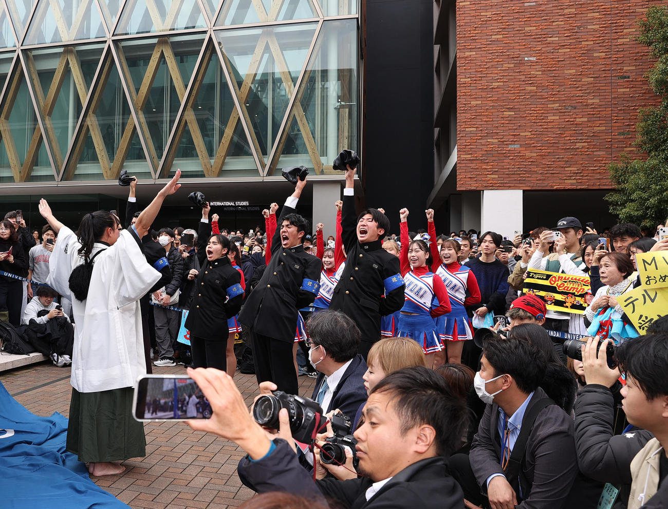 セ・リーグMVPの阪神佐藤輝を祝う近大応援団（撮影・上山淳一）