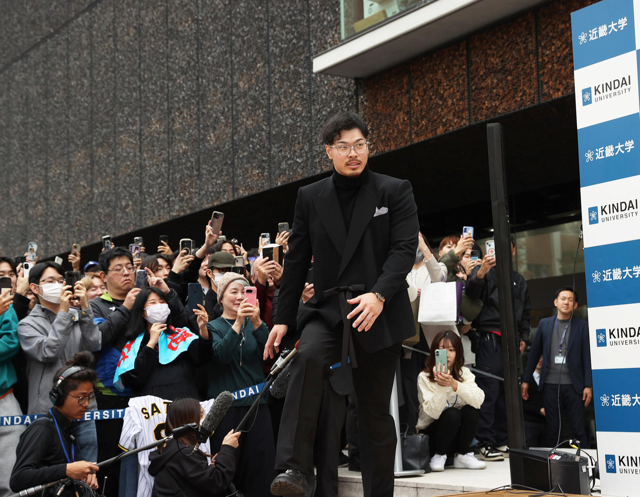 セ・リーグMVP受賞記念セレモニーに出席する佐藤輝（撮影・上山淳一）