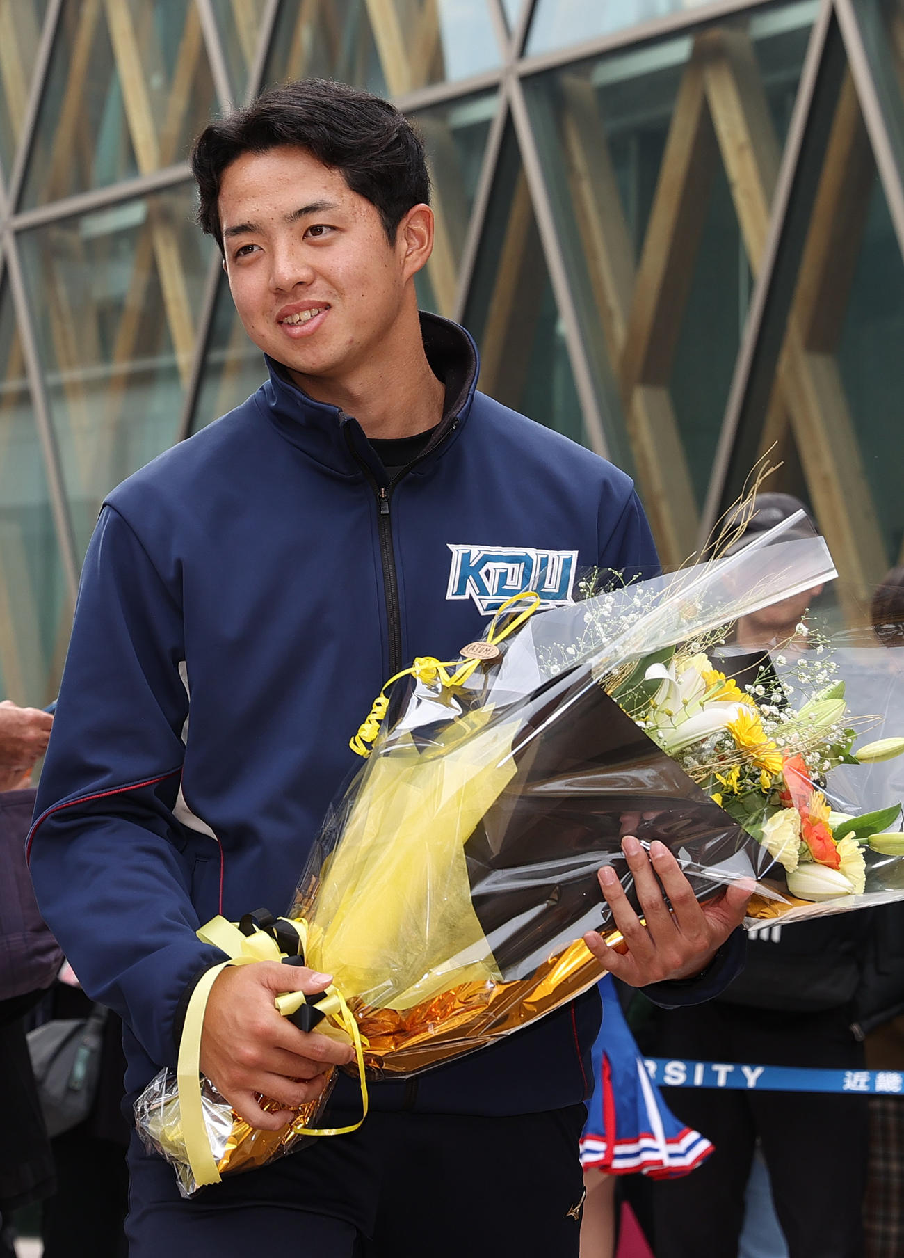 阪神佐藤輝明に花束を渡す近大の宮原廉さん（撮影・上山淳一）