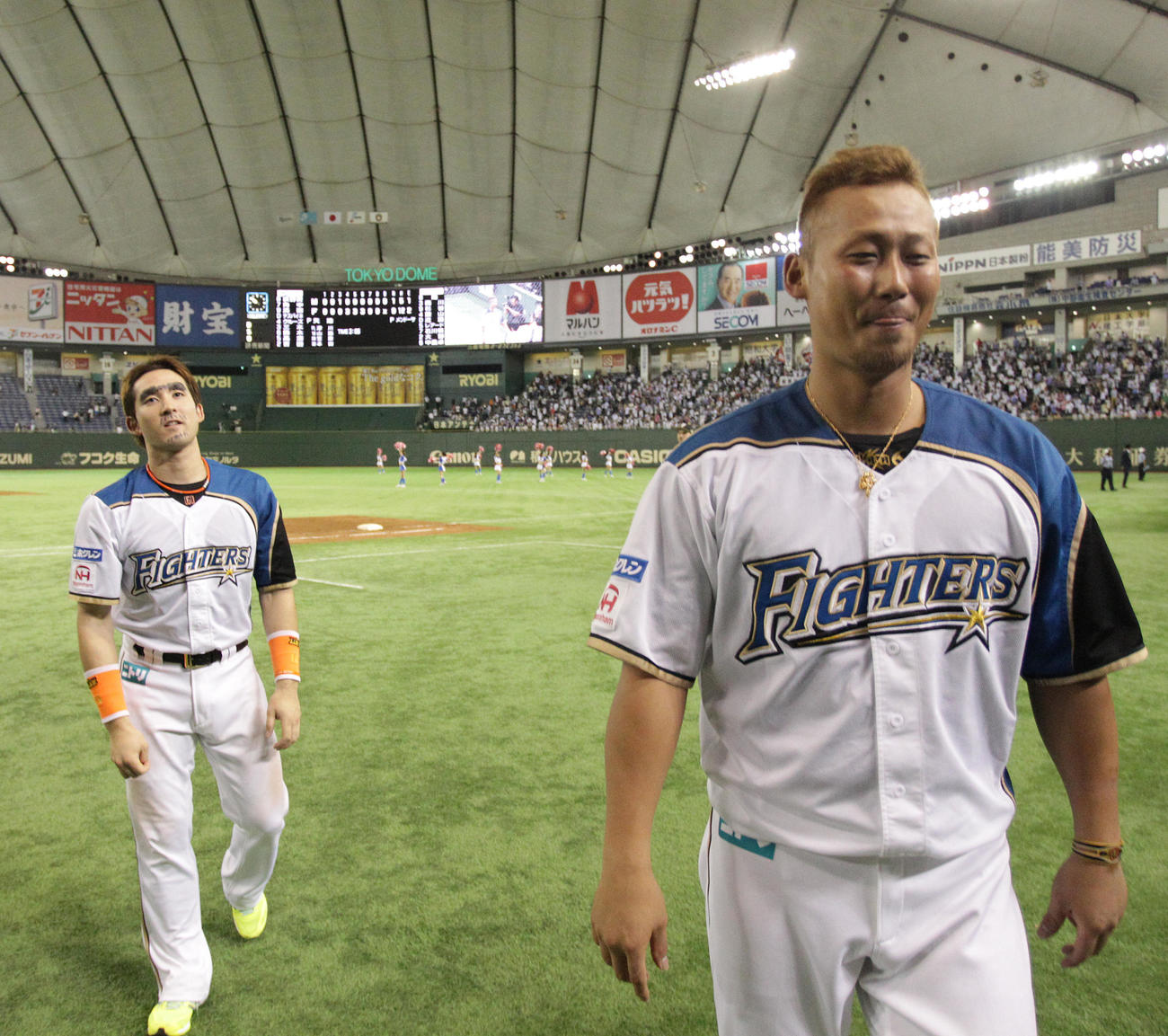 中田翔（右）に顔面を落書きされた杉谷拳士（2015年9月撮影）