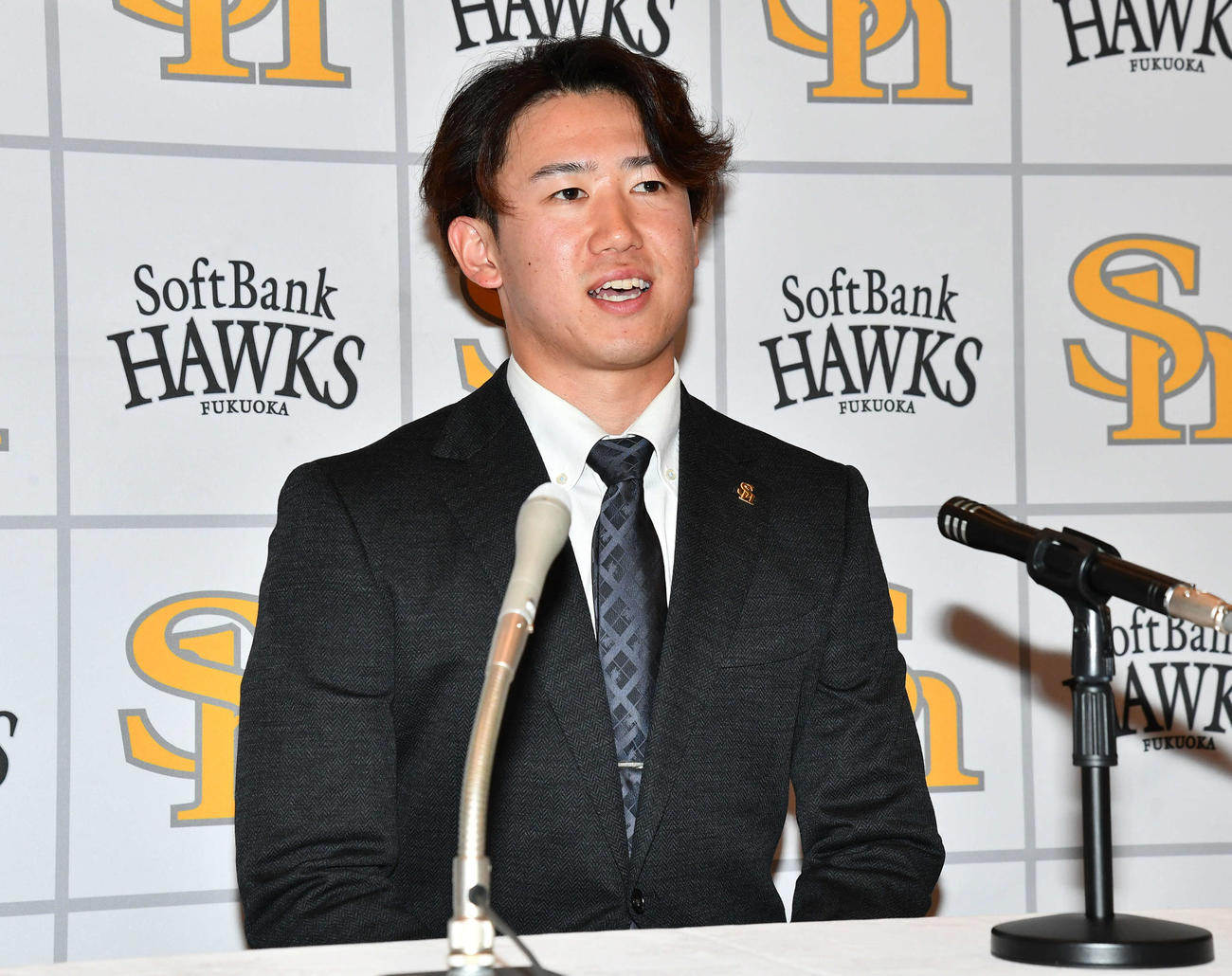 アップで契約更改し、会見を行うソフトバンク木村光（撮影・岩下翔太）
