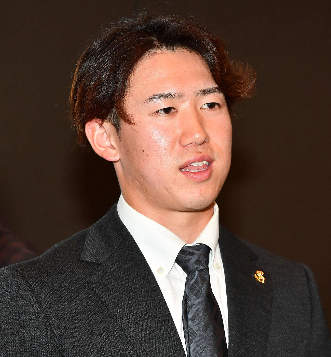 契約更改の会見を終え、囲み取材を受けるソフトバンク木村光（撮影・岩下翔太）